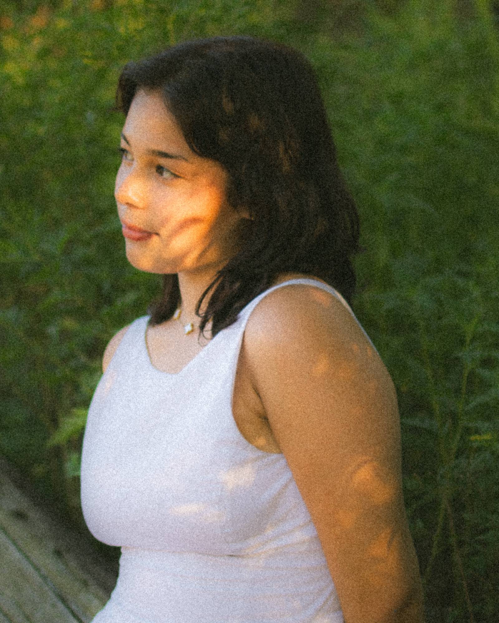 senior portrait, profile, natural light